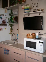 Кухни фото с микроволновкой телевизором