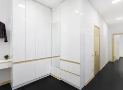 Inteqrasiya edilmiş tutacaqları olan koridorlar fotoşəkili
