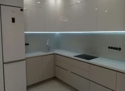 Белая кухня з профілем фота
