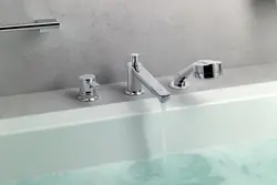 Ваннаға арналған араластырғыш орнатылған фото