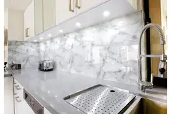 Белая кухня стеклянный фартук фото