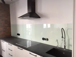 Белая кухня шкляны фартух фота