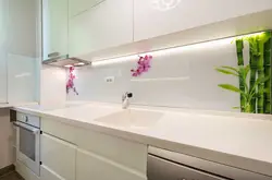 Белая кухня шкляны фартух фота