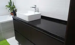 Темная столешница в ванной фото