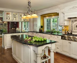 Белая кухня зеленая столешница фото
