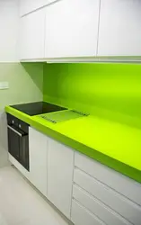 Белая кухня зеленая столешница фото