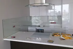 Прозрачный фартук на кухне фото