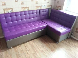 Сиреневый диван на кухне фото