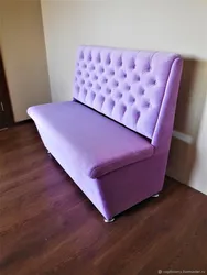 Ас үйдегі фотодағы сирень диван