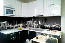 Кухня белая с городами фото