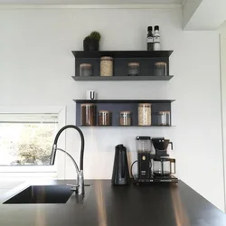Чорныя паліцы на кухні фота