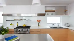 Фота кухняй у светлым фоне