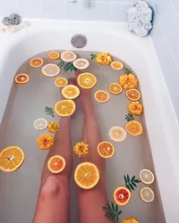 Photo in a bath with lemons