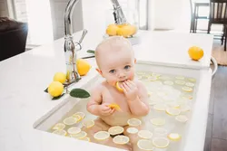 Фото в ванне с лимонами