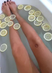 Photo in a bath with lemons