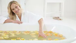 Photo in a bath with lemons