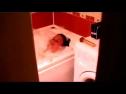 Схаванае фота мама ў ваннай
