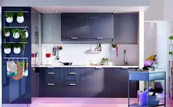 Кухня з рознымі шафамі фота