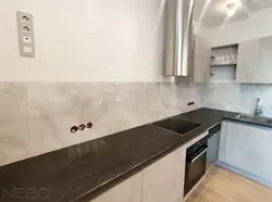 Кухня с литой столешницей фото