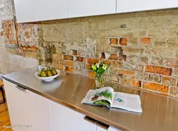 Старая стена на кухне фото