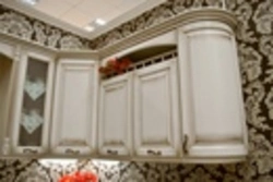 Белая кухня с карнизом фото
