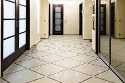 Koridor fotosuratida engil chinni plitkalar