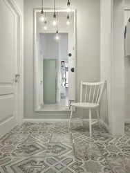 Koridor fotosuratida engil chinni plitkalar