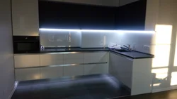 Подвесная кухня с подсветкой фото