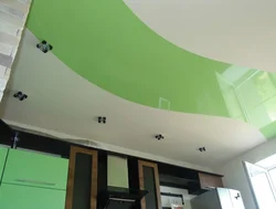 Фото двухцветных потолков на кухне