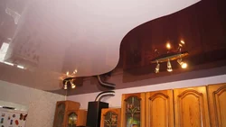 Photo of two-color ceilings in the kitchen