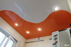 Photo of two-color ceilings in the kitchen