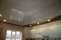 Photo of two-color ceilings in the kitchen