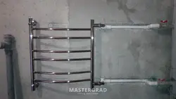 Ванна бөлмесінің фотосуретіндегі жылытылатын сүлгі рельсті құбыр