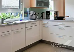 Ручкі гарызантальна на кухні фота
