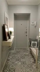 Kiçik bir koridor fotoşəkilində laminat döşəmə