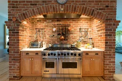 Кухня с кирпичной печью фото