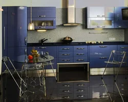 Синяя кухня черная столешница фото