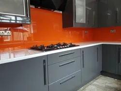 Аранжавая кухня чорная стальніца фота