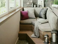 Қонақ бөлмесіндегі балкондағы диван фотосуреті