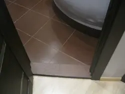 Фото плитка в ванной у двери