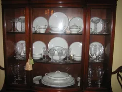 Посуда в стенке в гостиной фото