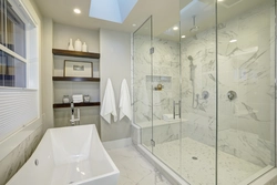 Bathtub with tile partition photo