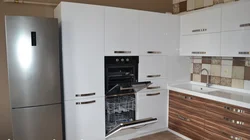 Фото кухонь с пеналами под духовой
