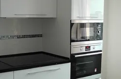 Фото кухонь с пеналами под духовой
