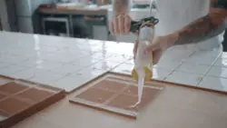Ваннаға арналған плитка желімінің фотосуреті