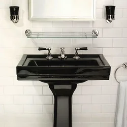Ваннаға арналған раковинаның ақ-қара фотосуреті