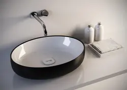 Ваннаға арналған раковинаның ақ-қара фотосуреті