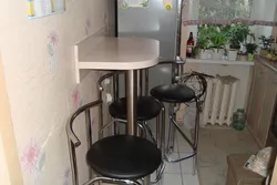 Фото маленькой кухни стол у стены