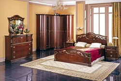 Bedroom set on vikaline in photo