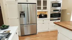Холодильник в интерьере светлой кухни фото